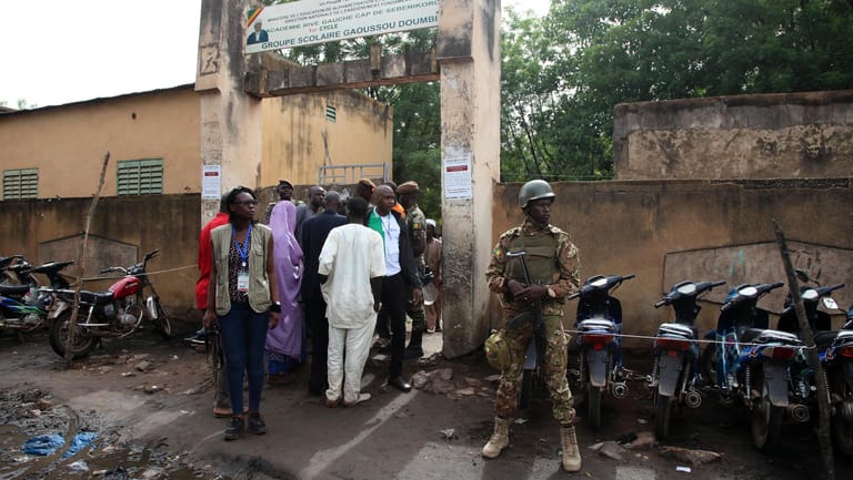 Sicherheitspersonal steht vor einem Wahllokal in Mali: Die Bürger in dem westafrikanischen Krisenstaat konnten sich am Sonntag zwischen 24 Kandidaten entscheiden.
