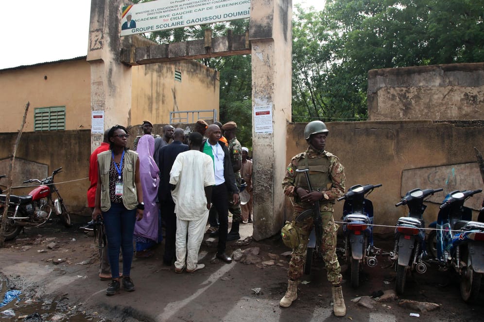 Sicherheitspersonal steht vor einem Wahllokal in Mali: Die Bürger in dem westafrikanischen Krisenstaat konnten sich am Sonntag zwischen 24 Kandidaten entscheiden.