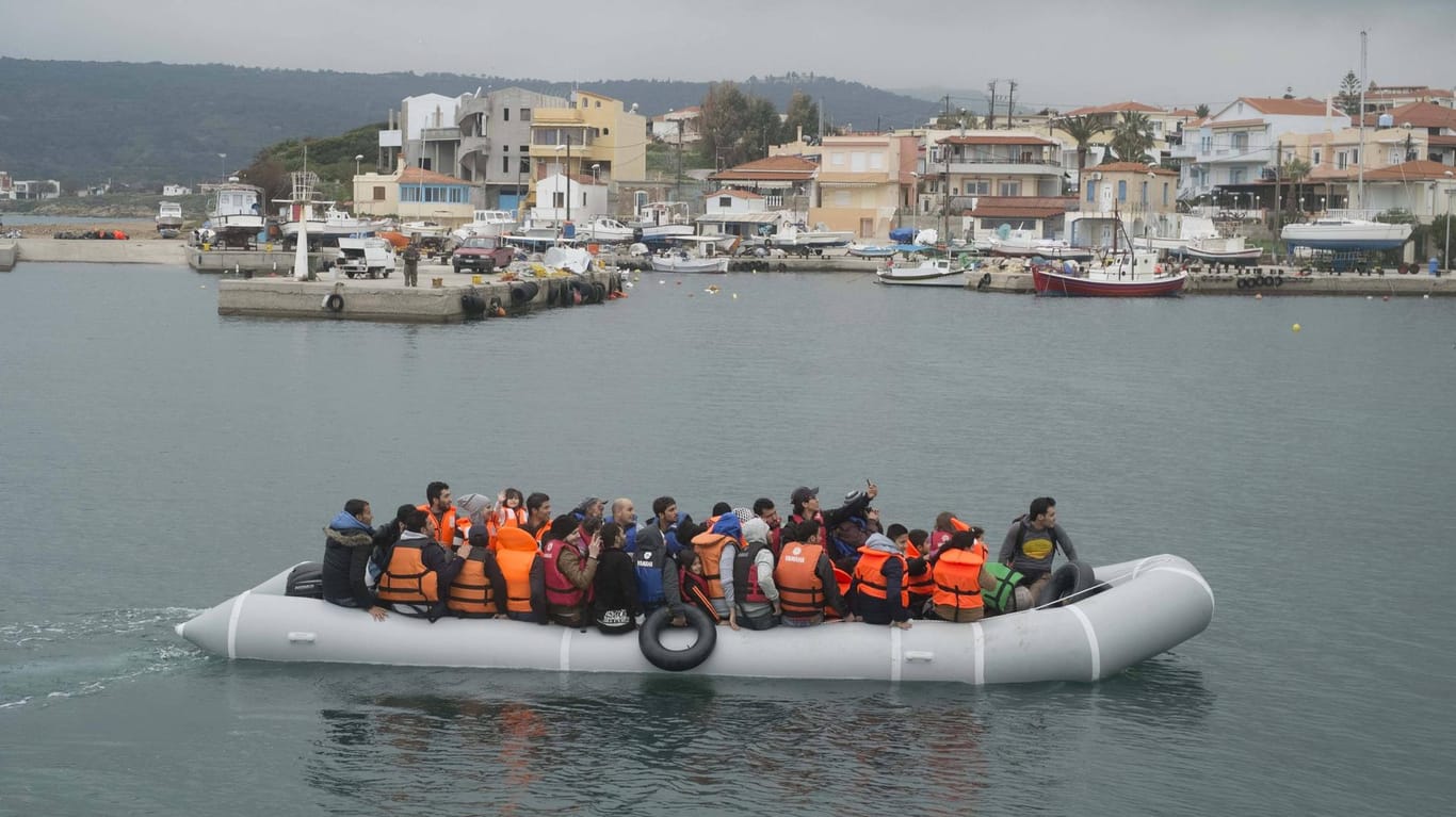 Ein Flüchtlingsboot vor Lesbos: Die Rettungskräfte konnten neun Menschen retten. (Archivbild)