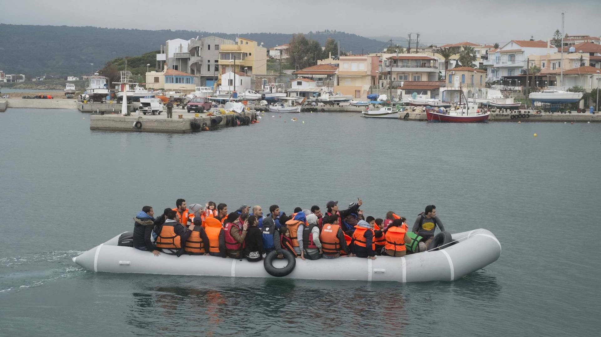 Ein Flüchtlingsboot vor Lesbos: Die Rettungskräfte konnten neun Menschen retten. (Archivbild) Ein Flüchtlingsboot vor Lesbos: Die Rettungskräfte konnten neun Menschen retten. (Archivbild)