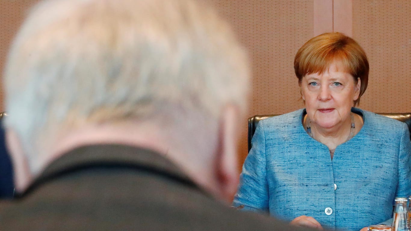 CSU-Vorsitzender Seehofer mit CDU-Vorsitzender Merkel: Der Asylstreit hat den Unionsparteien geschadet – nun wird vor allem die CSU-Spitze wieder nervös.
