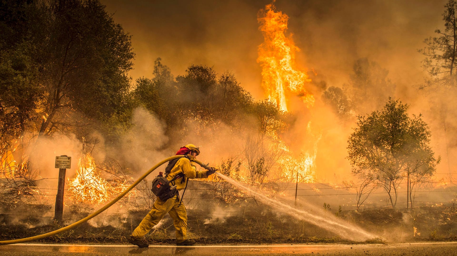 Löscharbeiten in den USA: Die verheerenden Waldbrände in Kalifornien haben bis Samstag mindestens 500 Häuser zerstört.