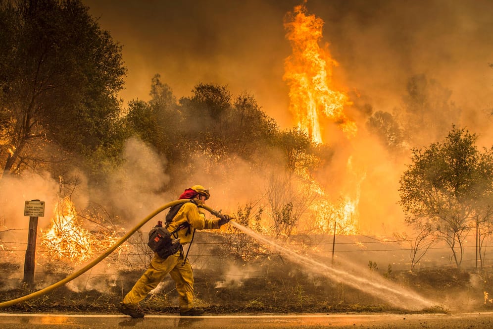 Löscharbeiten in den USA: Die verheerenden Waldbrände in Kalifornien haben bis Samstag mindestens 500 Häuser zerstört.
