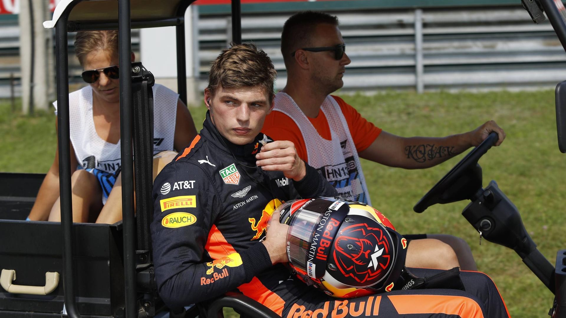 Max Verstappen (Mitte) wird nach seinem Ausfall in die Box gefahren.