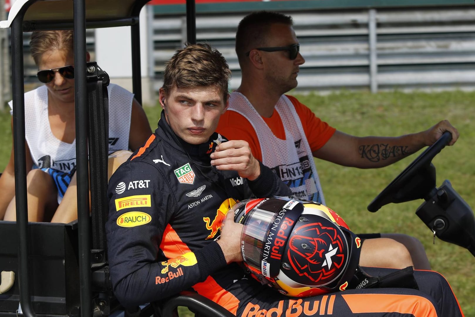 Max Verstappen (Mitte) wird nach seinem Ausfall in die Box gefahren.