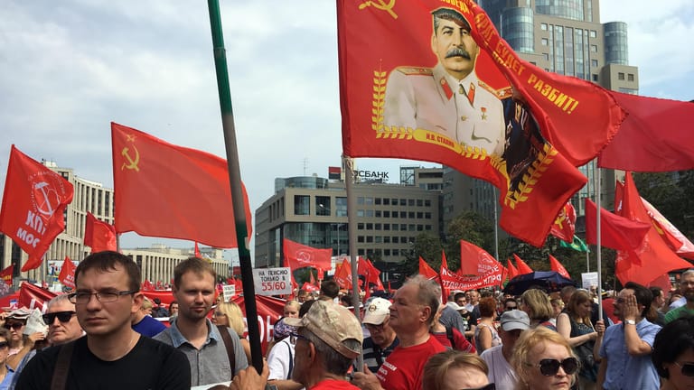 Stalin-Porträts, Hammer und Sichel: die Kommunistische Partei mobilisierte ihre Anhänger gegen die Reform. Aber auch Putin macht sich den Stalin-Kult oft zunutze.