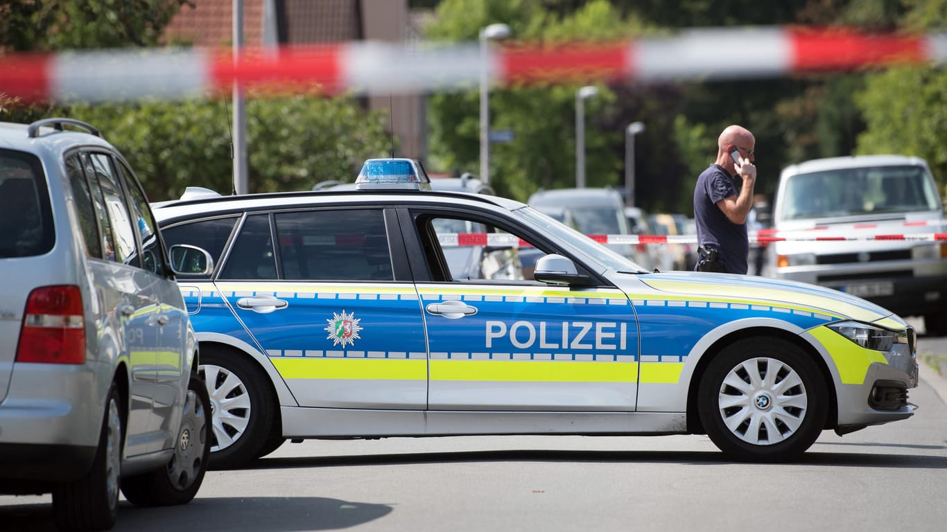 Polizeiwagen stehen auf einer abgesperrten Straße: In Gelsenkirchen ist es zu einer Massenschlägerei gekommen.