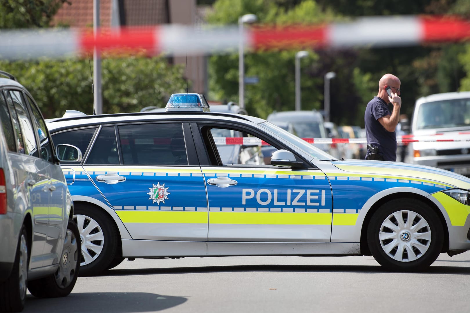 Polizeiwagen stehen auf einer abgesperrten Straße: In Gelsenkirchen ist es zu einer Massenschlägerei gekommen.