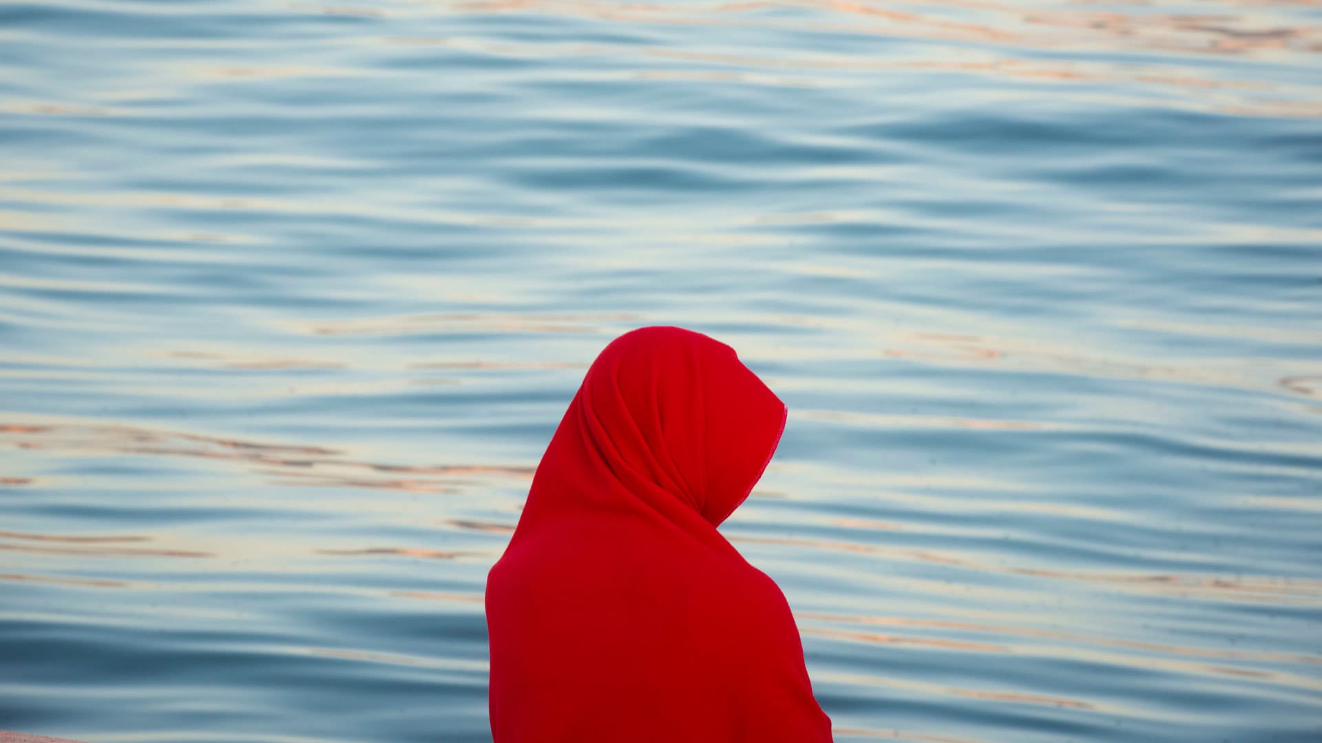 Ein Flüchtling ruht sich bei Sonnenaufgang im Hafen von Algeciras aus: Der Schwerpunkt der Flüchtlingskrise im Mittelmeer hatte sich zuletzt immer stärker nach Spanien verlagert.