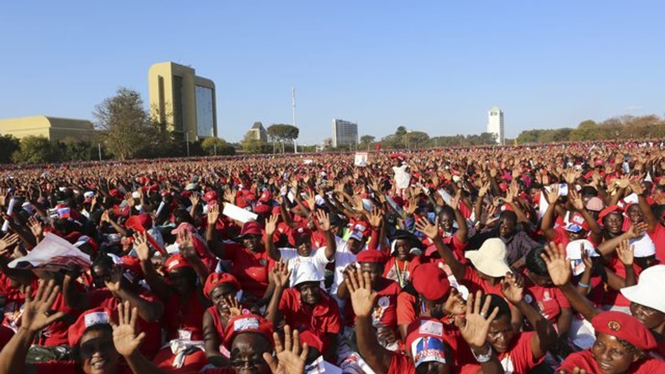 Anhänger des Präsidentschaftskandidaten Chamisa der Oppositionspartei MDC bei einem Wahlkampfauftritt: Zum ersten Mal seit fast 40 Jahren wird der Name "Mugabe" nicht mehr auf dem Wahlzettel stehen.