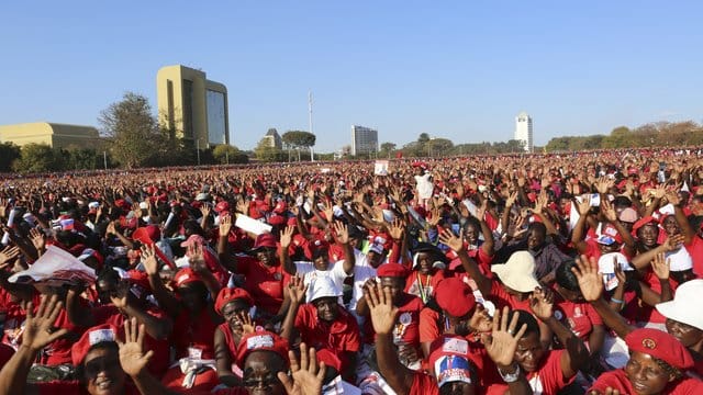 Anhänger des Präsidentschaftskandidaten Chamisa der Oppositionspartei MDC bei einem Wahlkampfauftritt: Zum ersten Mal seit fast 40 Jahren wird der Name "Mugabe" nicht mehr auf dem Wahlzettel stehen. Anhänger des Präsidentschaftskandidaten Chamisa der Oppositionspartei MDC bei einem Wahlkampfauftritt: Zum ersten Mal seit fast 40 Jahren wird der Name "Mugabe" nicht mehr auf dem Wahlzettel stehen.