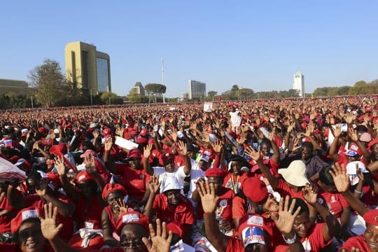 Anhänger des Präsidentschaftskandidaten Chamisa der Oppositionspartei MDC bei einem Wahlkampfauftritt: Zum ersten Mal seit fast 40 Jahren wird der Name "Mugabe" nicht mehr auf dem Wahlzettel stehen.