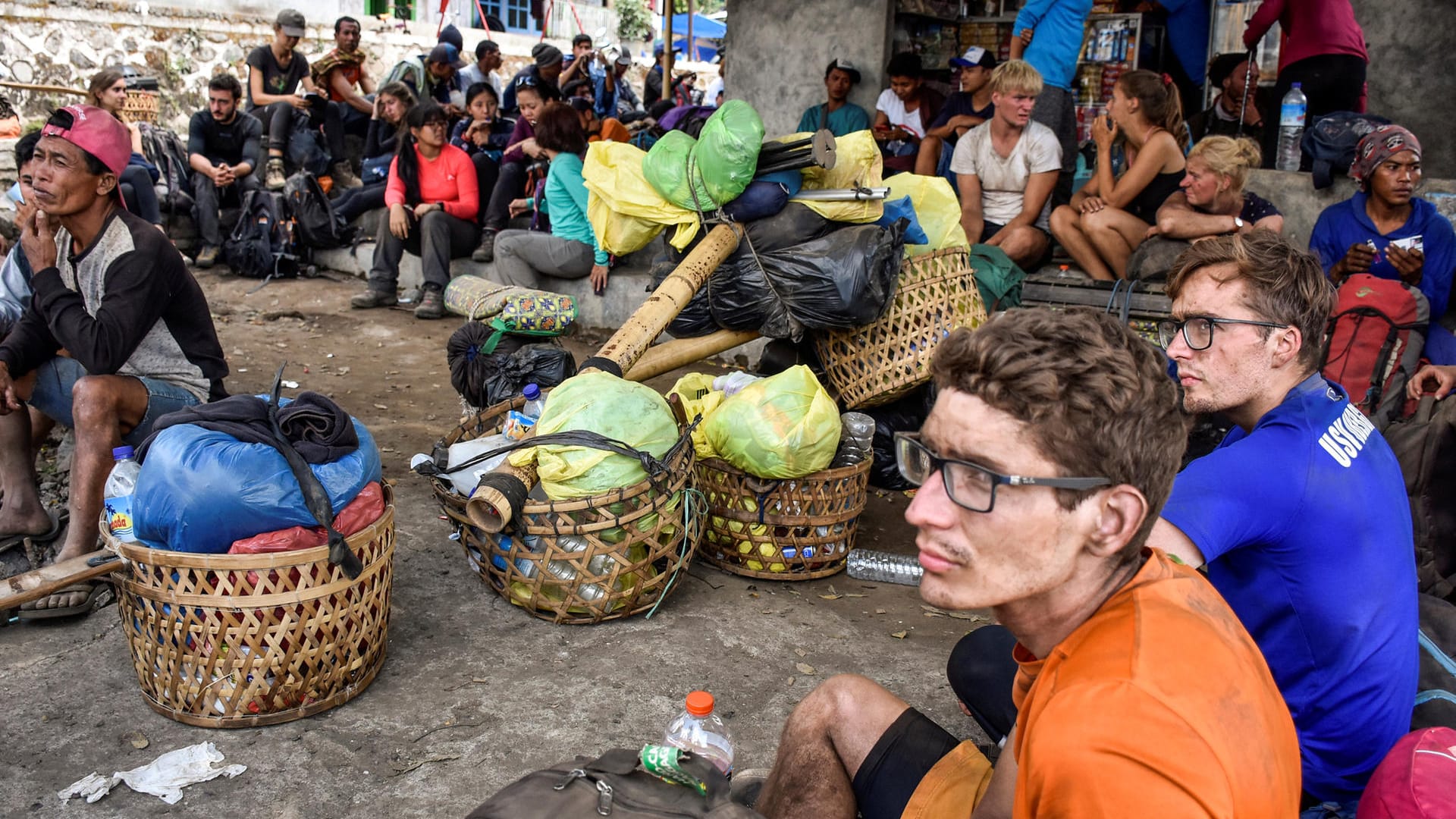 Sie schafften es rechtzeitig raus: Indonesische und ausländische Wanderer warten im Dorf Sembalun nach dem Abstieg vom Vulkan Rinjani.