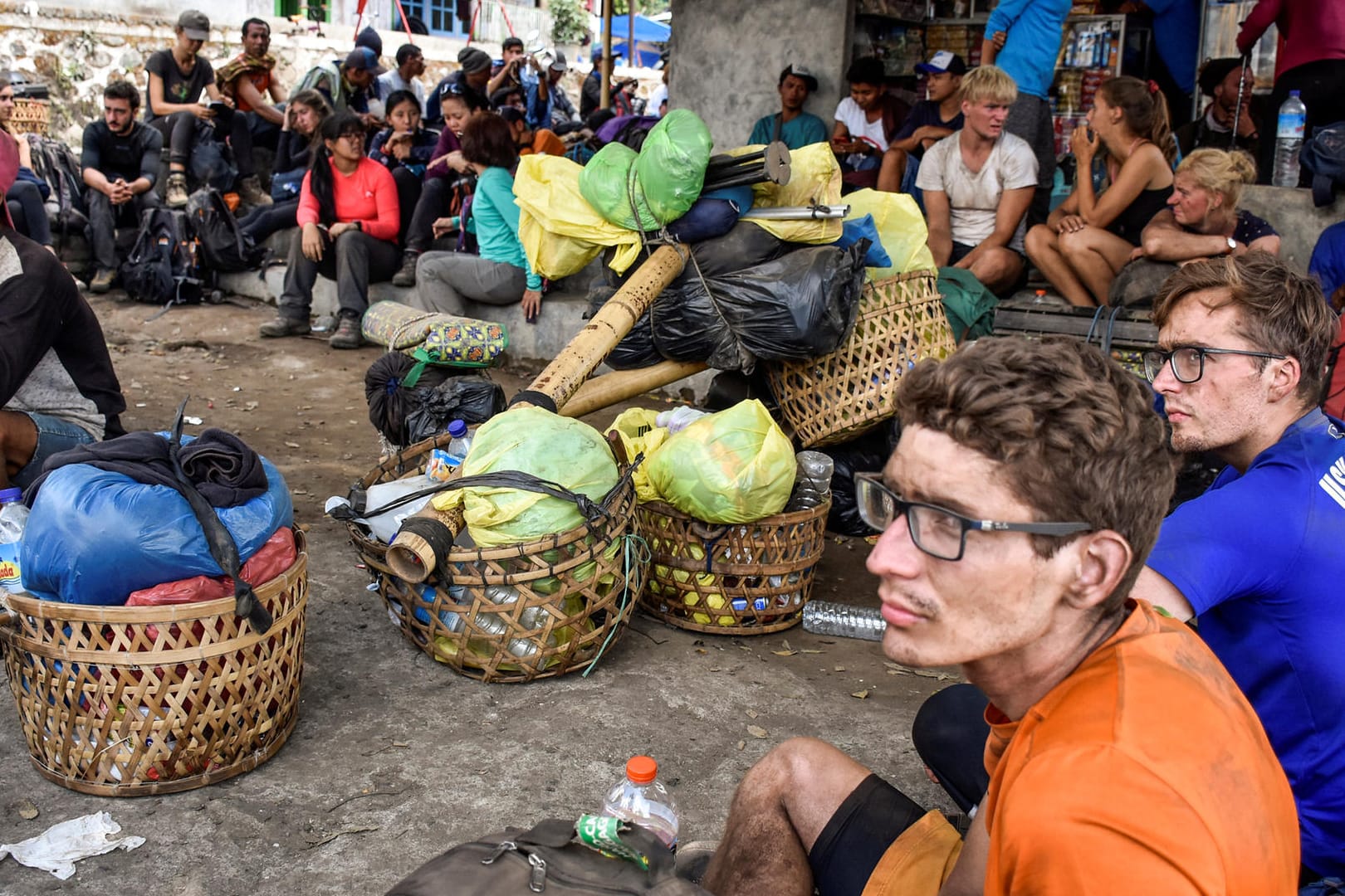 Sie schafften es rechtzeitig raus: Indonesische und ausländische Wanderer warten im Dorf Sembalun nach dem Abstieg vom Vulkan Rinjani.