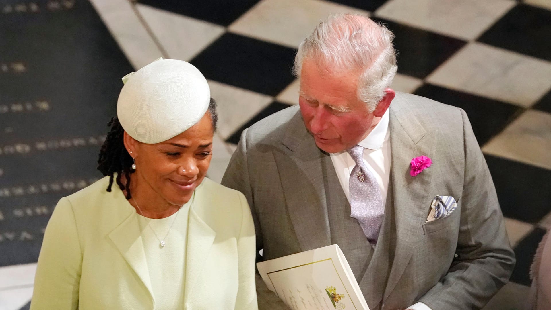 Prinz Charles (r.) sprang für Thomas Markle ein: Bei der royalen Hochzeit kümmerte sich der Thronfolger nicht nur um Meghans Mutter Doria Ragland (l.), er führte die Braut auch zum Altar.