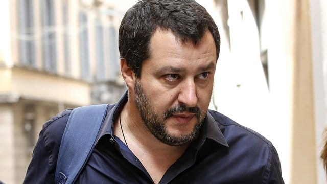 Salvini bezeichnet Rassismus als eine "Erfindung der Linken". Salvini bezeichnet Rassismus als eine "Erfindung der Linken".
