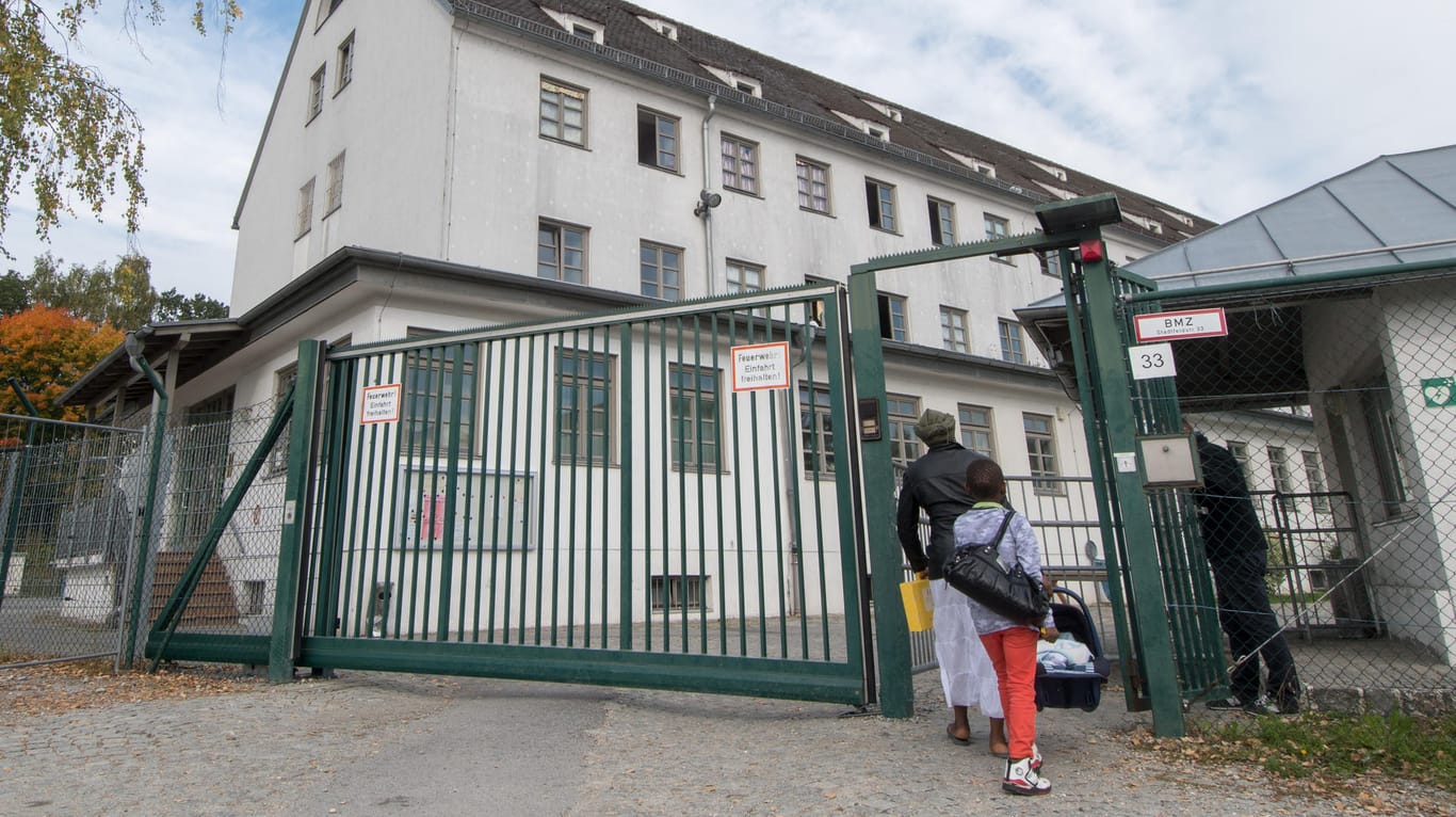 Erstaufnahmeunterkunft in Deggendorf: Künftig kommen Asylbewerber in Bayern zunächst in ein "Ankerzentrum".