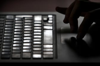 Ein Mann arbeitet an der Tastatur eines Laptops: Firmennetzwerke sollten sich künftig nicht auf den klassischen IT-Sicherheitsmaßnahmen ausruhen.