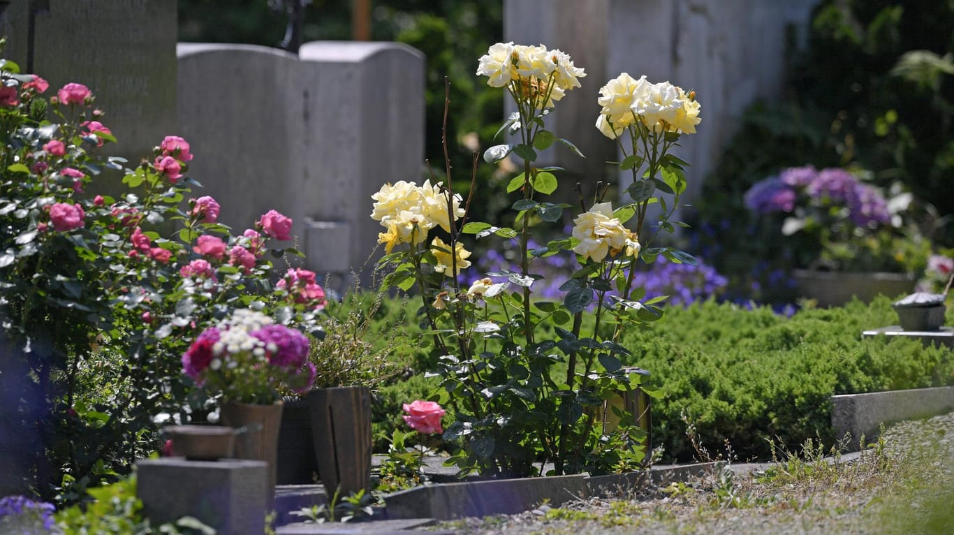 Friedhof in Bayern: Ein Besucher eines Friedhofes im Saarland hat Geräusche aus einem Grab vernommen. Er fürchtete, dass jemand lebendig begraben worden ist und alarmierte den Notruf.