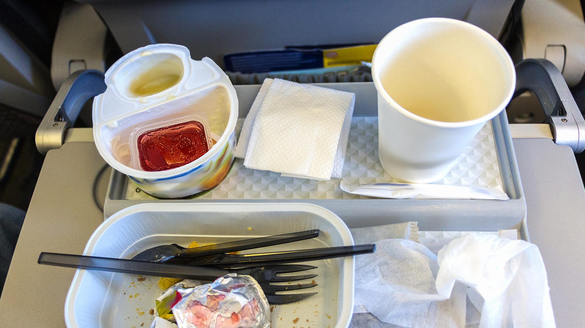 Viel Plastikmüll: Nach dem Essen im Flugzeug bleibt viel Müll übrig.