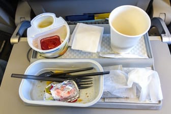 Viel Plastikmüll: Nach dem Essen im Flugzeug bleibt viel Müll übrig.