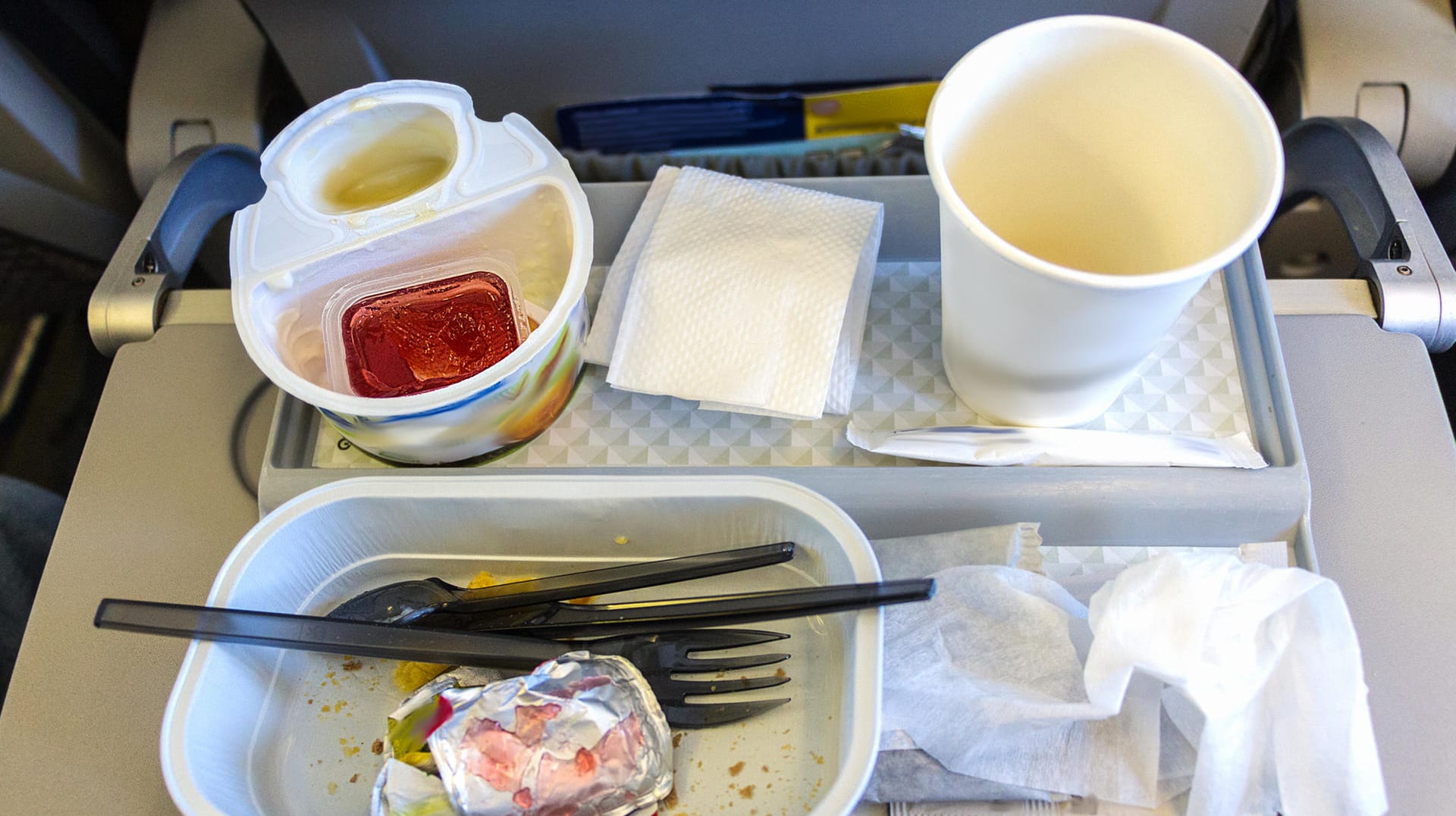 Viel Plastikmüll: Nach dem Essen im Flugzeug bleibt viel Müll übrig.