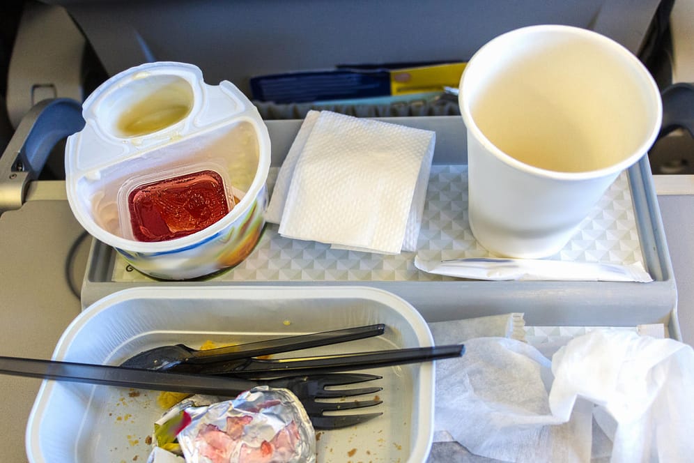 Viel Plastikmüll: Nach dem Essen im Flugzeug bleibt viel Müll übrig.