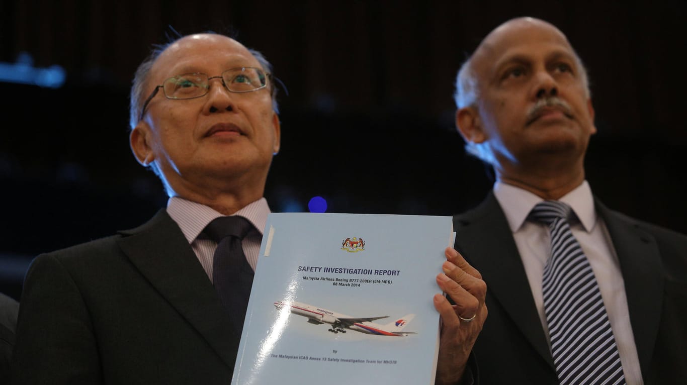 Leitender Ermittler Kok Soo Chon präsentiert den Abschlussbericht zum Flug MH370: Der Bericht konnte die Hintergründe des Verschwindens nicht aufklären und lässt Angehörige enttäuscht zurück.