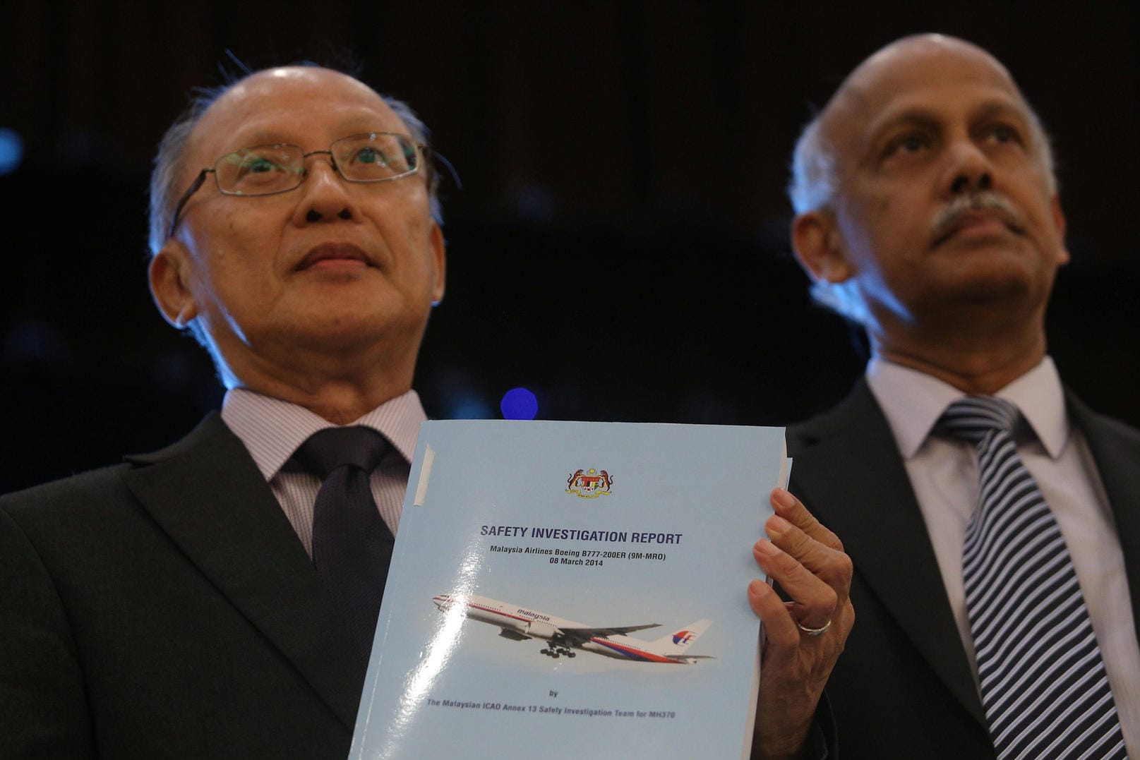 Leitender Ermittler Kok Soo Chon präsentiert den Abschlussbericht zum Flug MH370: Der Bericht konnte die Hintergründe des Verschwindens nicht aufklären und lässt Angehörige enttäuscht zurück.