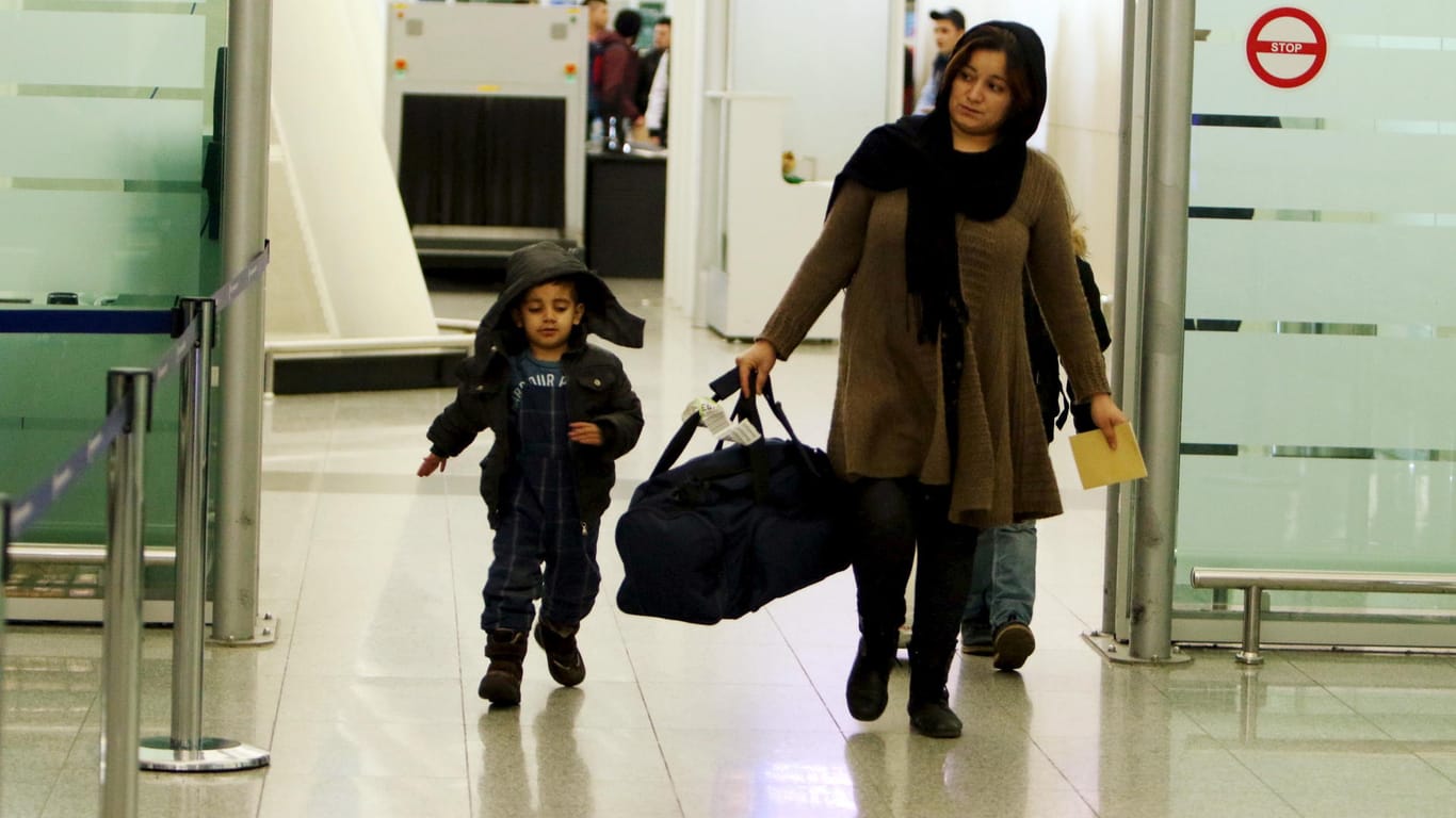 Mutter mit Sohn am Flughafen: Das Bundesverwaltungsamt wacht darüber, dass nicht mehr als 1.000 Genehmigungen pro Monat erteilt werden. (Symbolfoto)