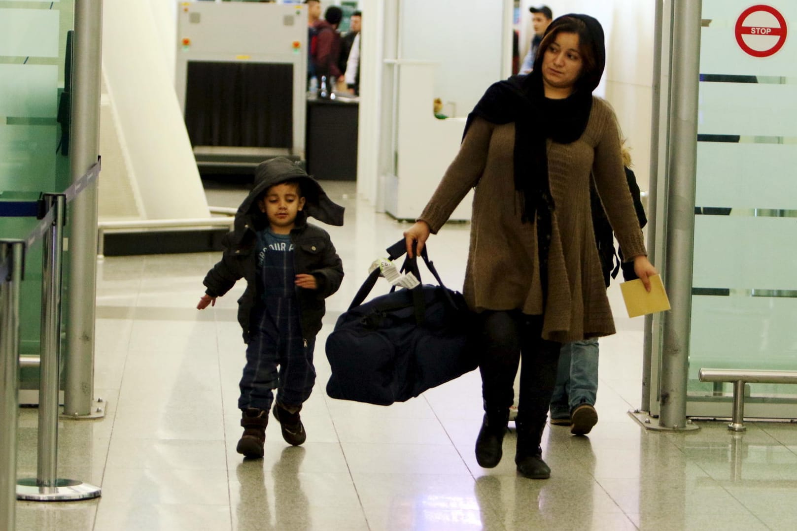 Mutter mit Sohn am Flughafen: Das Bundesverwaltungsamt wacht darüber, dass nicht mehr als 1.000 Genehmigungen pro Monat erteilt werden. (Symbolfoto)