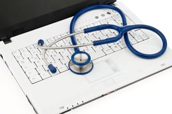 Stethoskop auf Laptop: Wer seinen Windows-Rechner schützen will, installiert einen Virenscanner.