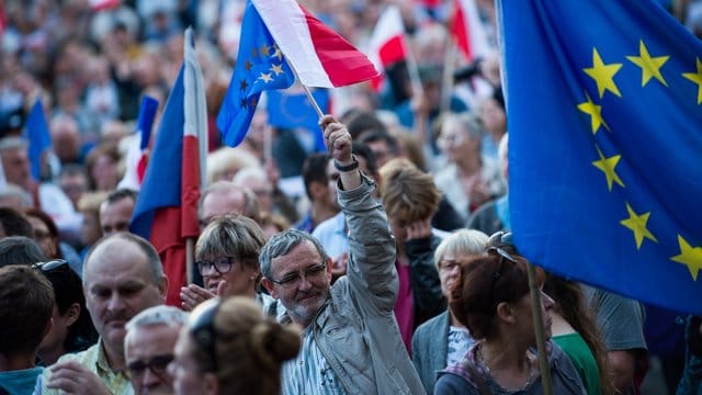 Die EU-Kommission erhebt Bedenken gegen den Umbau der Justiz durch Polens Regierung. Die EU-Kommission erhebt Bedenken gegen den Umbau der Justiz durch Polens Regierung.