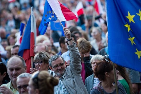Die EU-Kommission erhebt Bedenken gegen den Umbau der Justiz durch Polens Regierung.