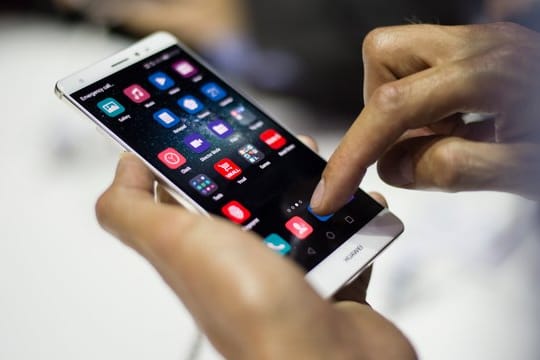 Ein neuer Energiesparmodus in aktuellen Huawei-Geräten verhindert die Wiedergabe von Videos im Hintergrund.
