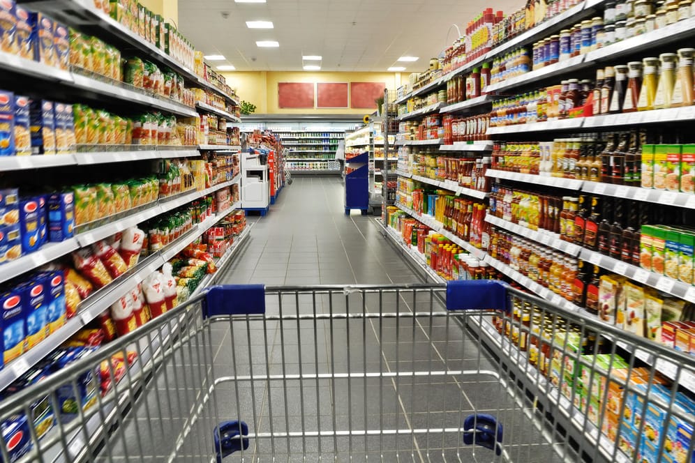 Einkaufswagen im Supermarkt: Verbraucher haben in vielen Produktgruppen die Wahl zwischen Markenprodukt und günstigerem Handelsmarkenprodukt.