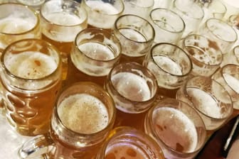 Biergläser: Weil sie 16 Millionen Liter Bier an den französischen Steuerbehörden vorbei geschleust hatten, müssen drei Männer aus Hamburg nun lange ins Gefängnis.