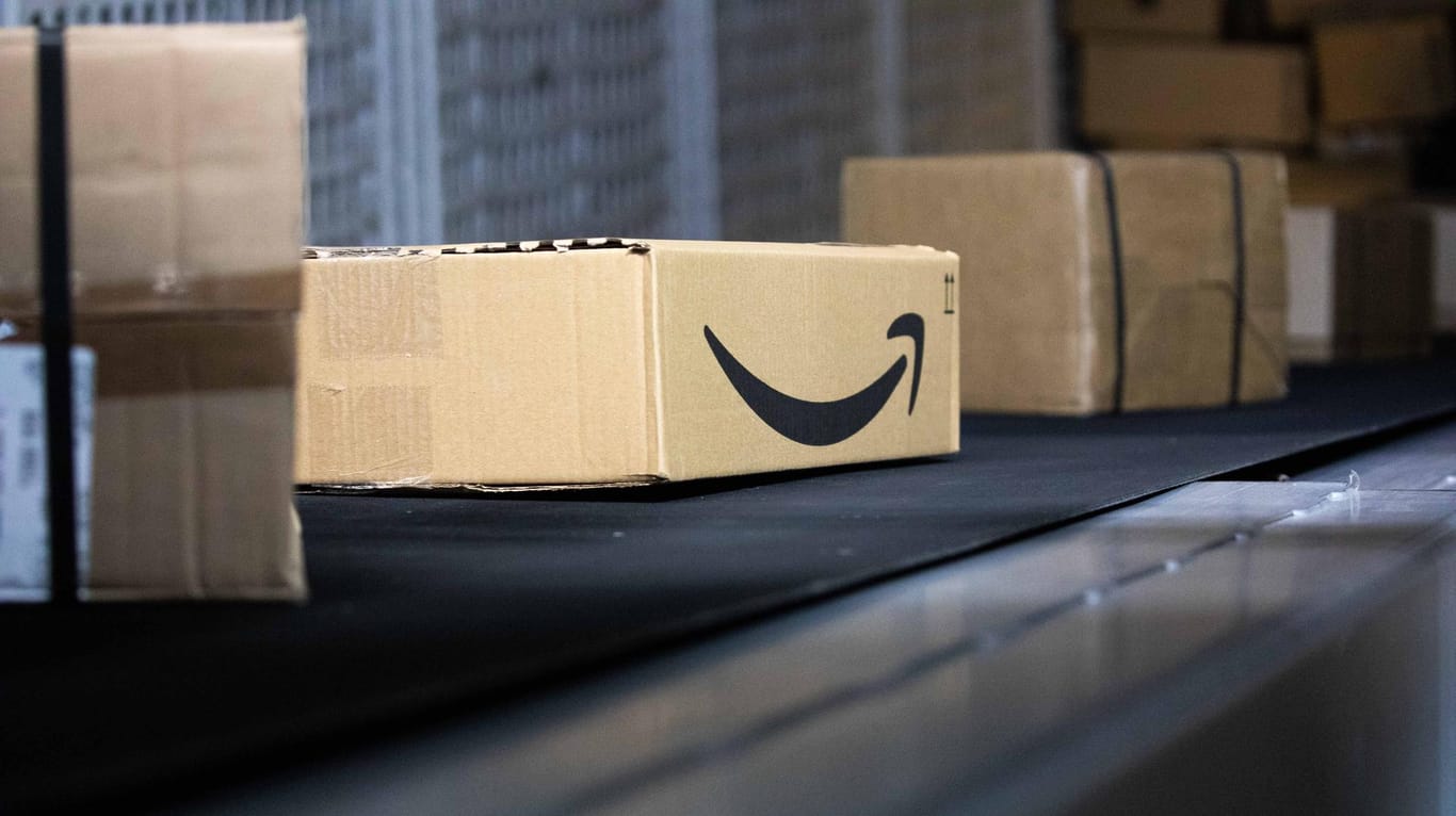 Ein Amazon-Paket auf dem Laufband: Auf Online-Plattformen umgehen ausländische Händler oft die deutsche Umsatzsteuer. (Symbolbild)