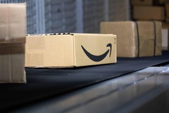 Ein Amazon-Paket auf dem Laufband: Auf Online-Plattformen umgehen ausländische Händler oft die deutsche Umsatzsteuer. (Symbolbild)