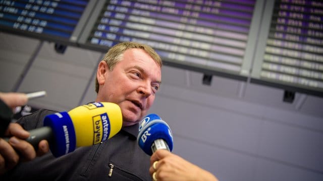 Claus-Peter Reisch wird vorgeworfen, das Rettungsschiff "Lifeline" ohne ordnungsgemäße Registrierung in maltesische Gewässer gesteuert zu haben. Claus-Peter Reisch wird vorgeworfen, das Rettungsschiff "Lifeline" ohne ordnungsgemäße Registrierung in maltesische Gewässer gesteuert zu haben.