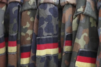 Uniformen der Bundeswehr (Symbolbild): Junge Bundeswehr-Soldaten haben offenbar einen körperlichen Angriff vorgetäuscht, weil sie zu spät zum Dienst kamen und Ärger vermeiden wollten.