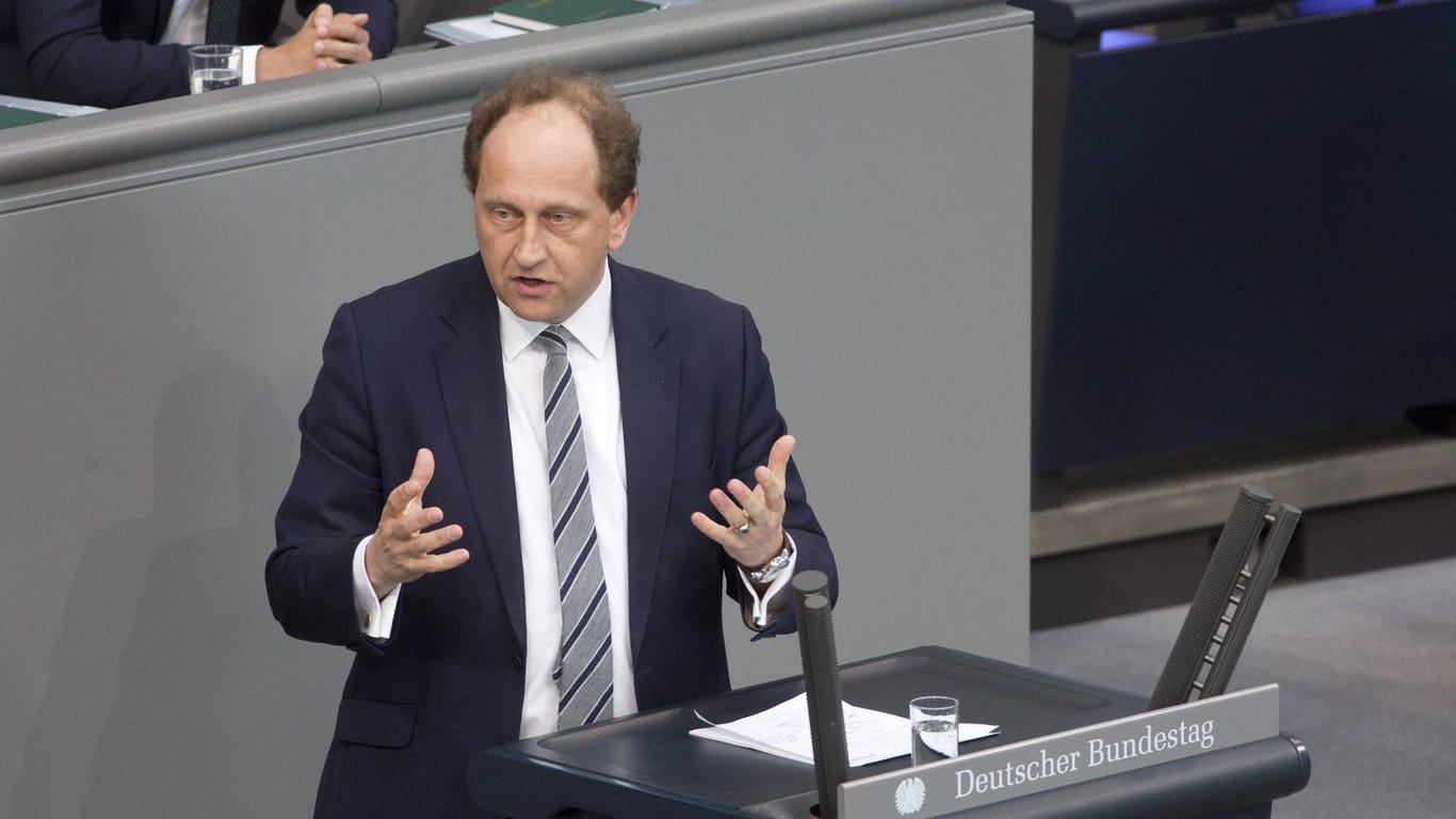 Alexander Graf Lambsdorff im Bundestag: Der stellvertretende Fraktionsvorsitzende der FDP ist der Meinung, dass Deutschland keinen Zweifel am Erhalt des Nuklearabkommens aufkommen lassen sollte – trotz Brandbrief aus den USA.