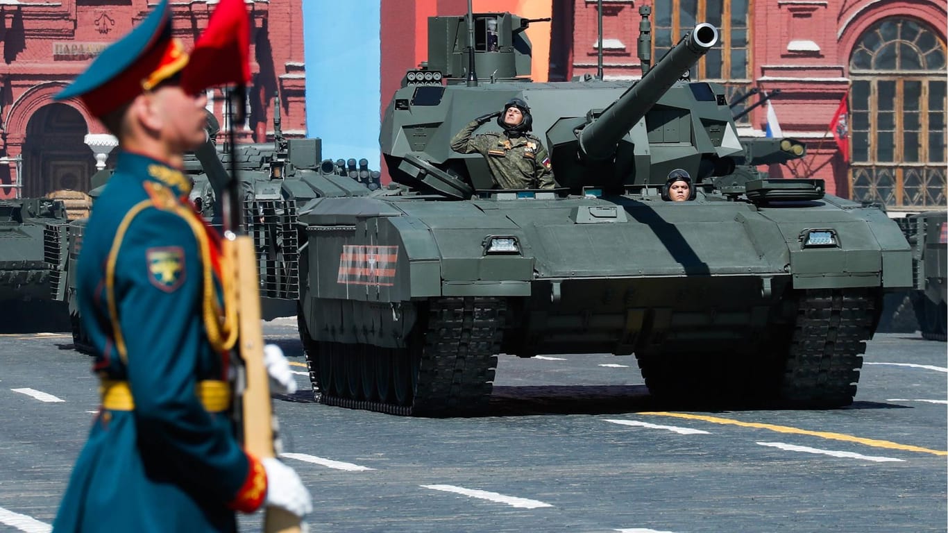 Ein russischer T14 Armata-Panzer bei der Siegesparade am 9. Mai in Moskau.