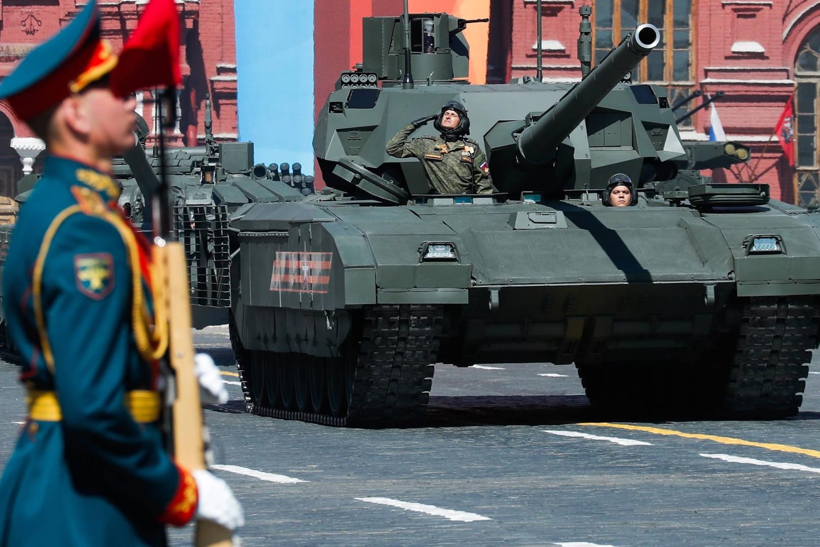 Ein russischer T14 Armata-Panzer bei der Siegesparade am 9. Mai in Moskau.