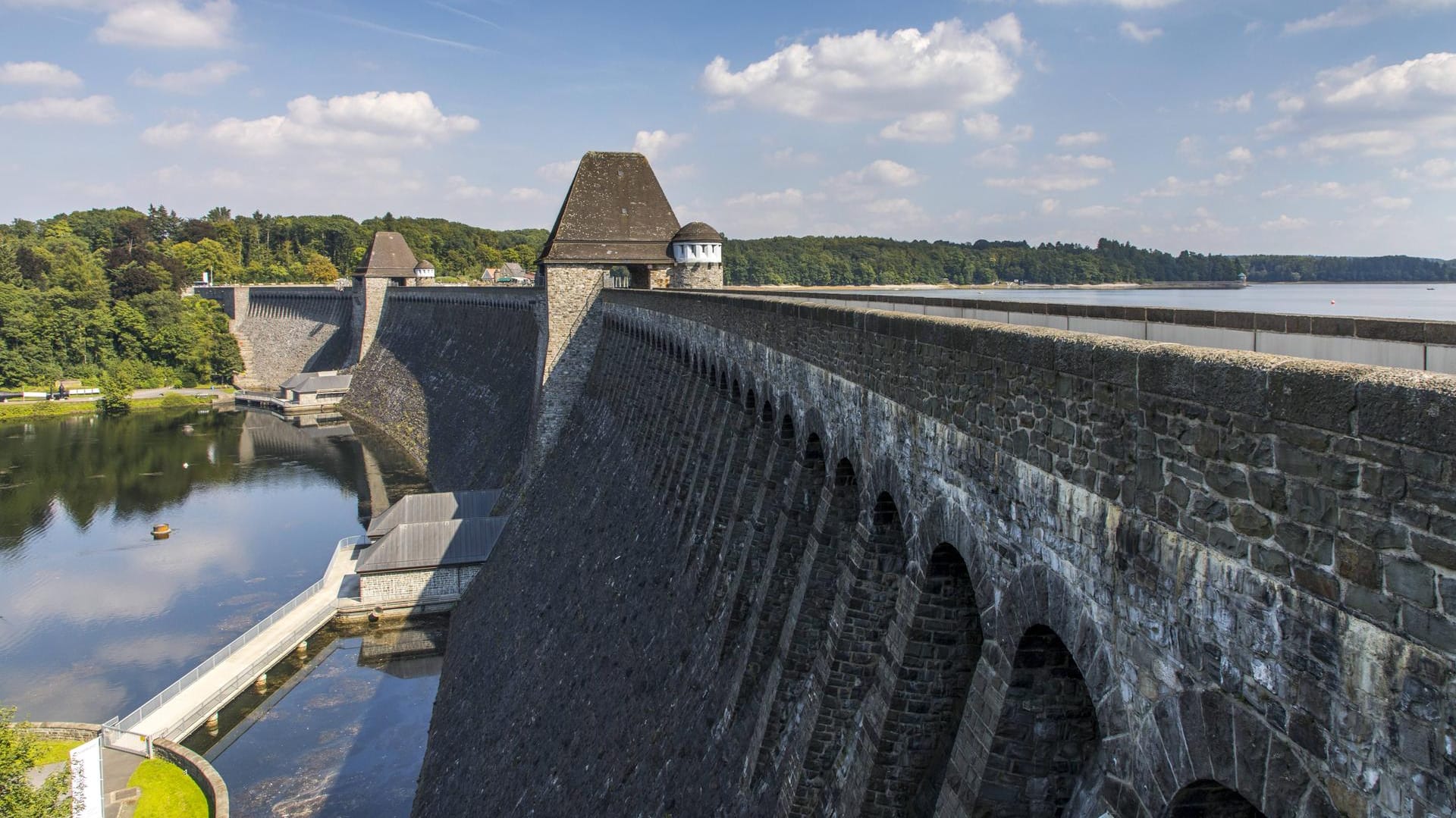 Die Sperrmauer am Möhnesee: Entlang des Möhnesees verläuft die Motorradtour im Bergischen Land.