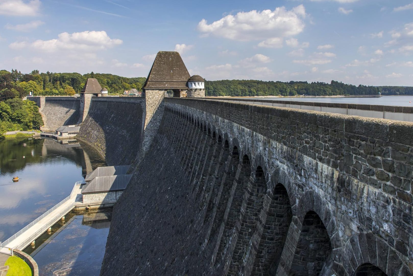 Die Sperrmauer am Möhnesee: Entlang des Möhnesees verläuft die Motorradtour im Bergischen Land.