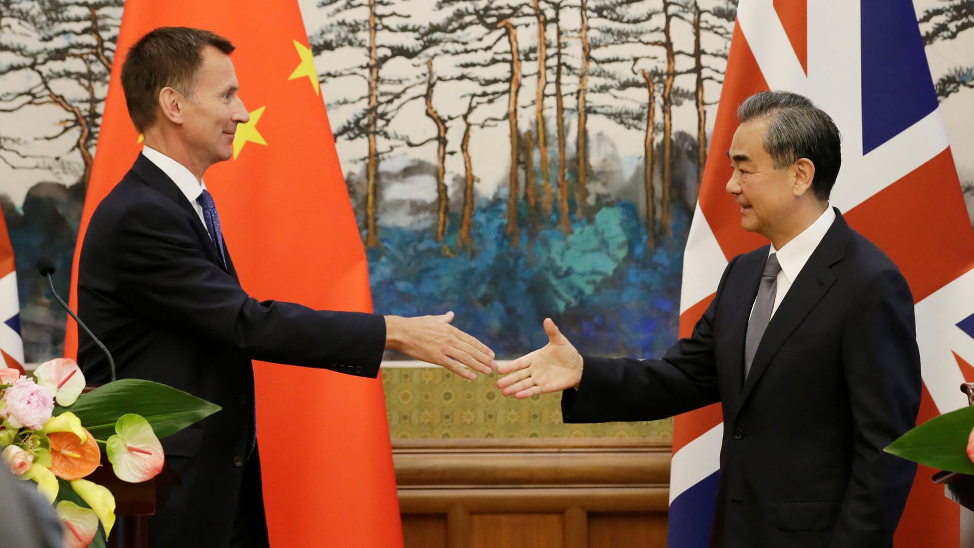 Jeremy Hunt (l) und Wang Yi (r): Der britische Außenminister (l) wollte dem chinesischen Außenminister imponieren – und blamierte sich. Jeremy Hunt (l) und Wang Yi (r): Der britische Außenminister (l) wollte dem chinesischen Außenminister imponieren – und blamierte sich.