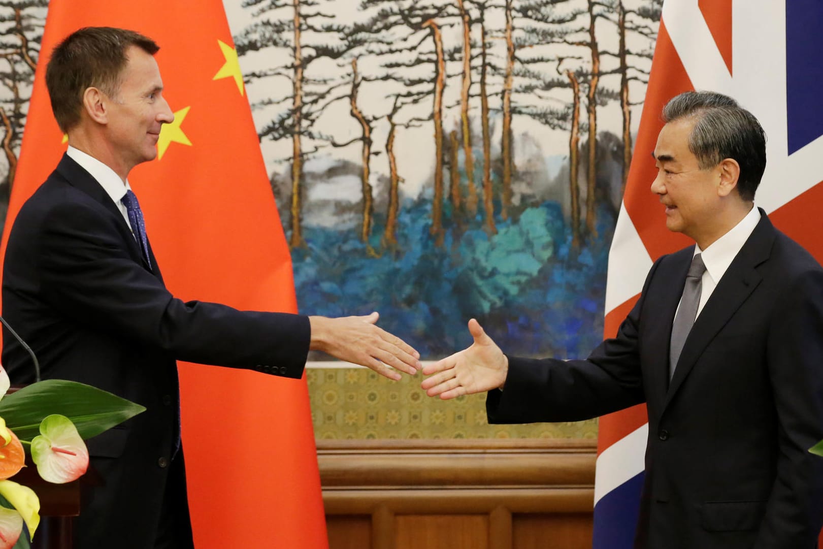 Jeremy Hunt (l) und Wang Yi (r): Der britische Außenminister (l) wollte dem chinesischen Außenminister imponieren – und blamierte sich.