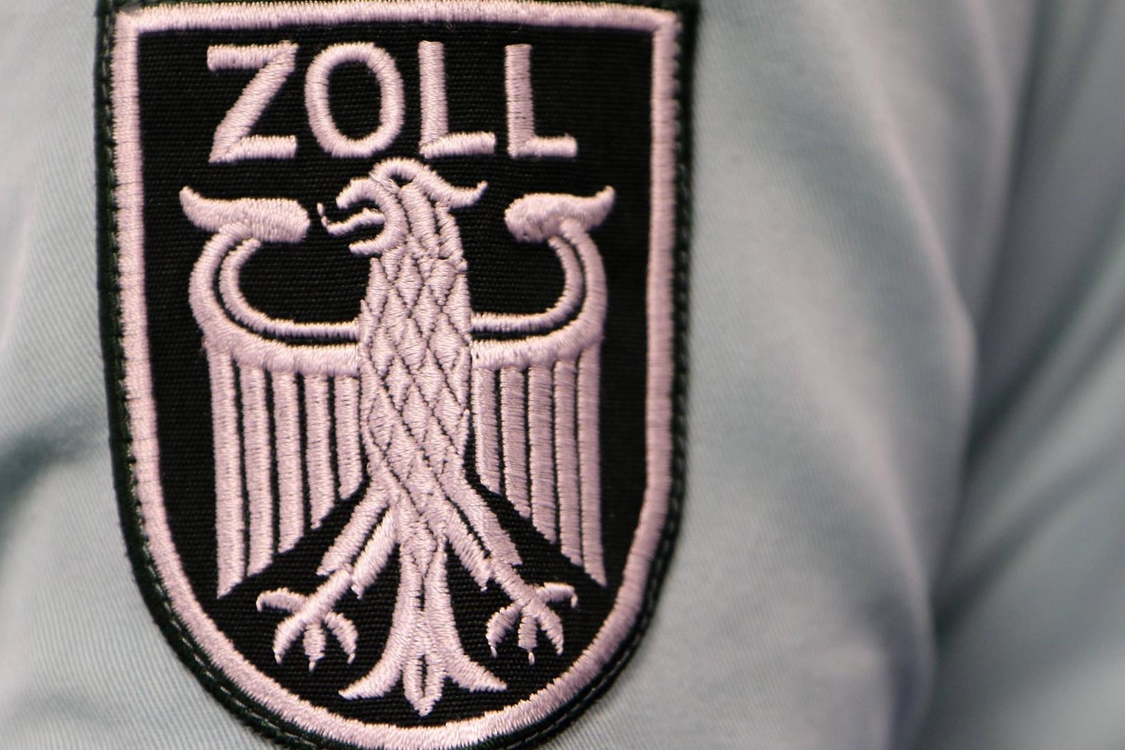Zollkontrolle: Bargeld ab 10.000 Euro muss laut Zollvorschriften bei der Ausreise aus der EU sowie bei der Einreise aus einem Nicht-EU-Land unaufgefordert schriftlich angemeldet werden.