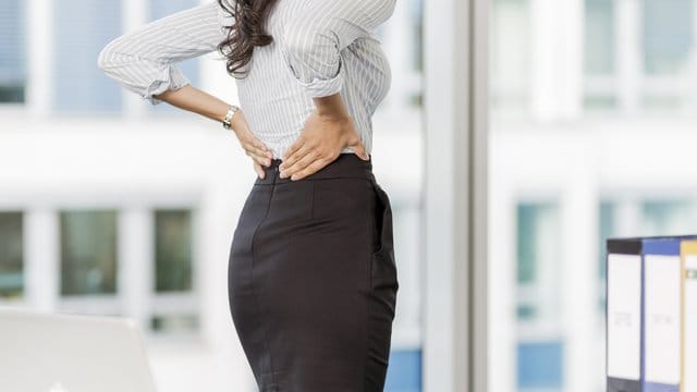 Auch einen Tag im Büro sollte man nicht vollständig im Sitzen verbringen.